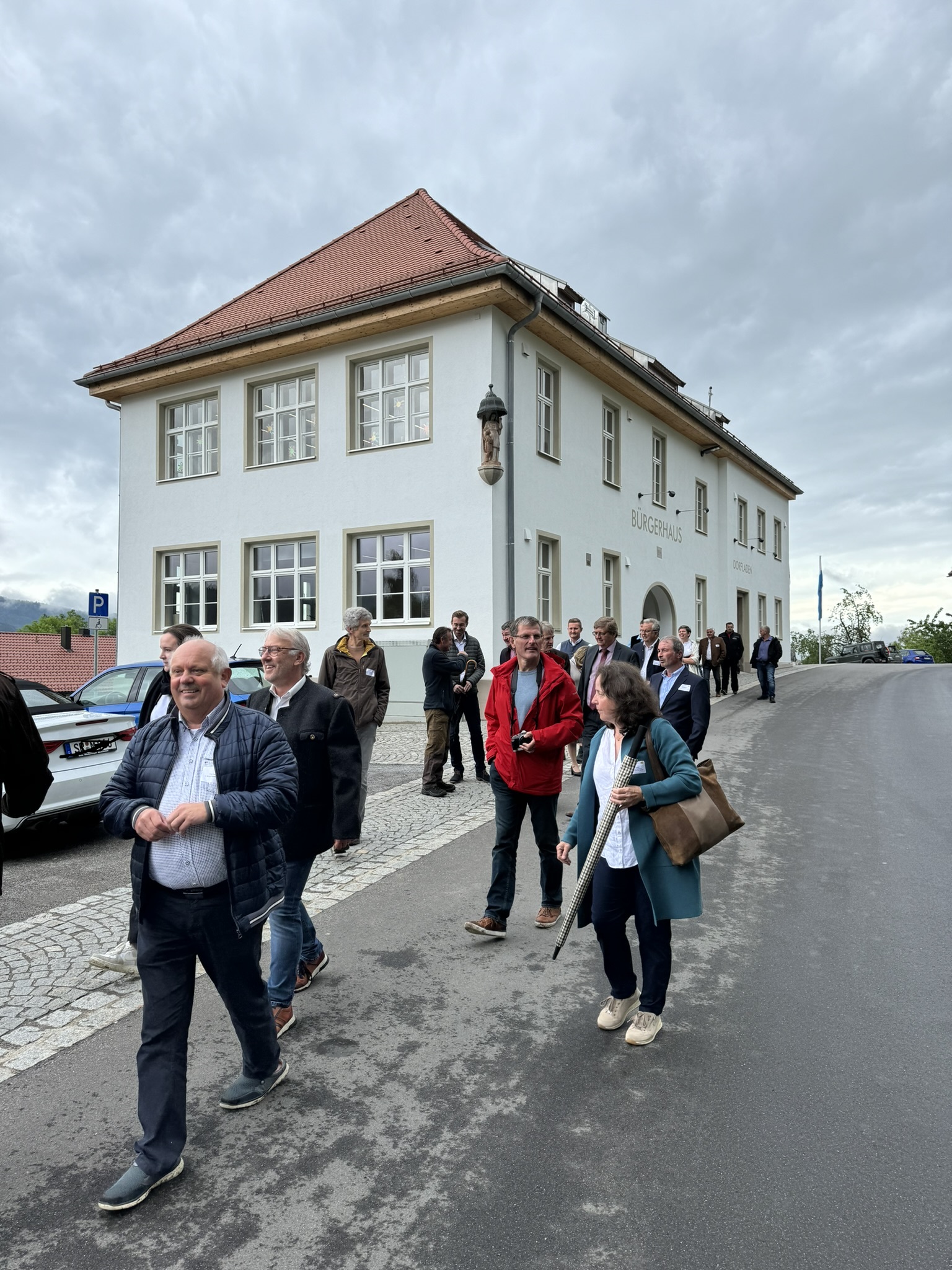 Perasdorf Jury Bereisung vorm Bürgerhaus 2024.JPEG